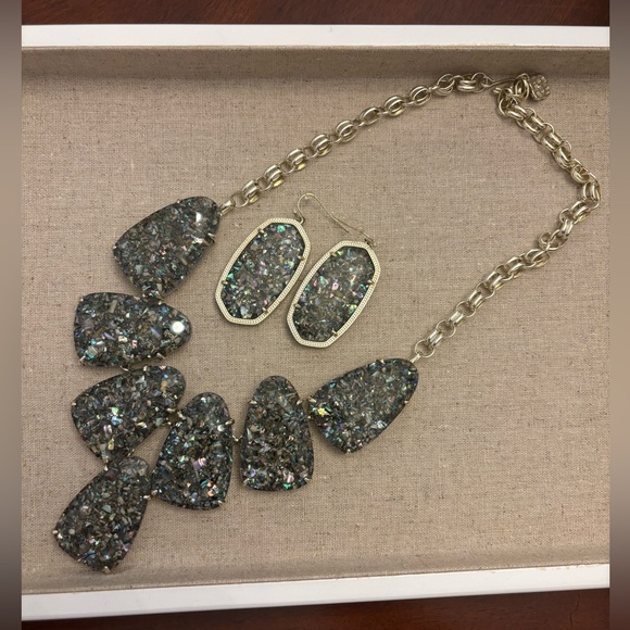🩵KENDRA SCOTT LIMITED EDITION CRUSHED ABALONE HARLOW AND DANIELLES🩵 - Picture 1 of 8